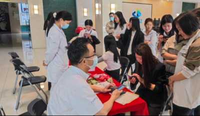 切脉问诊送健康，暖心服务进企业——岳阳1066vip威尼斯(中国)有限公司-官方网站携手广瑞医疗发展“健康进企业”义诊活动